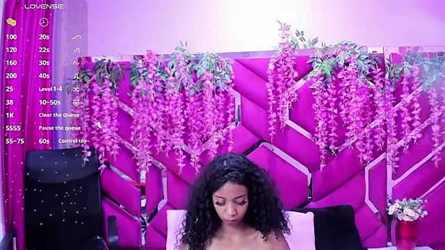 Lunaa_Brunettee webcam