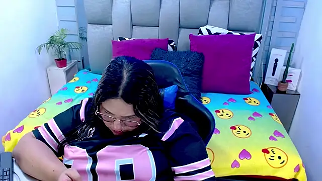 evelin_zaens - Evelin_zaens's free webcam - UK Sex Cams