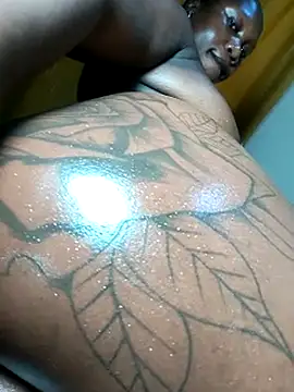 Hugemassivebootie webcam