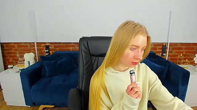 Alina_Blonde webcam