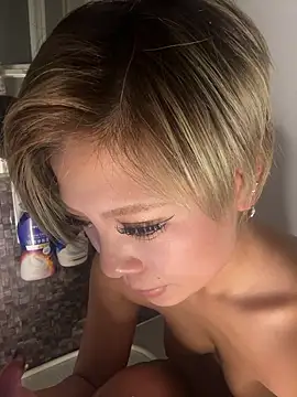 BADBITCHISAKI webcam