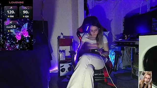 Blondiewithanass webcam