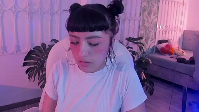 cute_hollywood webcam