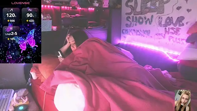 Blondiewithanass webcam