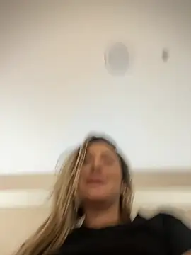 Webcam Model (Mariana_gom)  is live.Free join now!