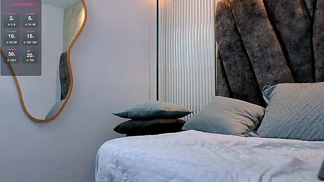 zoe_hugeboobs webcam