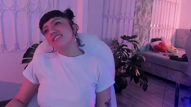 cute_hollywood webcam