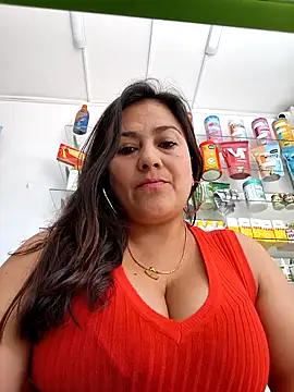 Webcam Model (roxanasexy2025)  is live.Free join now!