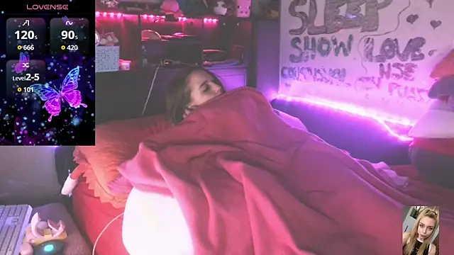 Blondiewithanass webcam