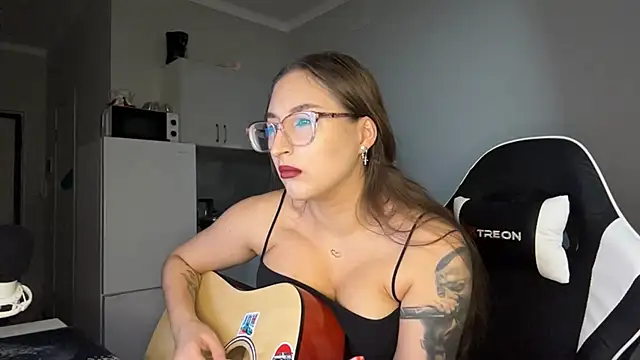 mlacutehere - Mlacutehere's free webcam - UK Sex Cams