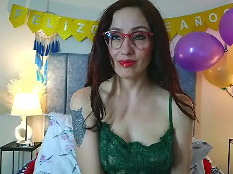 IberianMoonMK from StripChat is Freechat