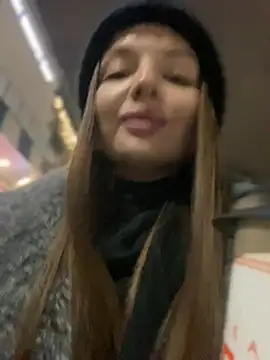 Webcam Model (KrisMagnoly) is live