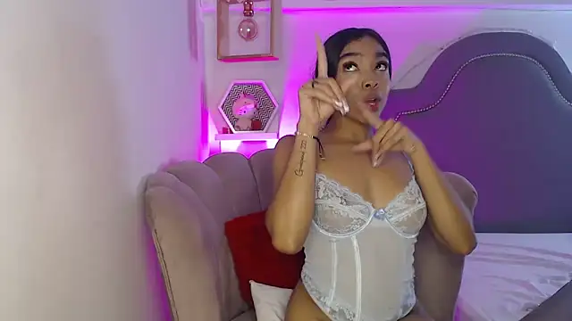 pocahontamoon - Pocahontamoon's free webcam