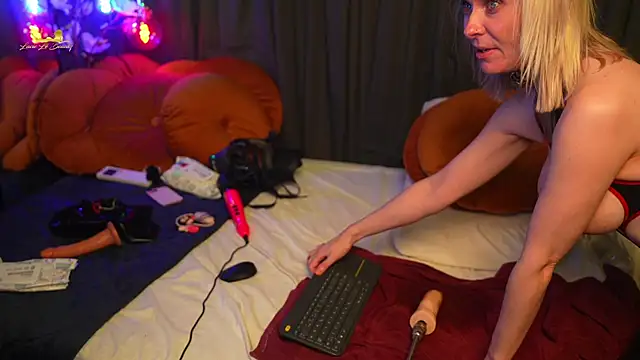 lacie_le_beauty (F milf) - Lovense Toy Control with Squirt