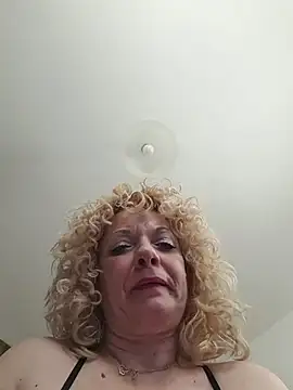 LittleCurlyGirl webcam