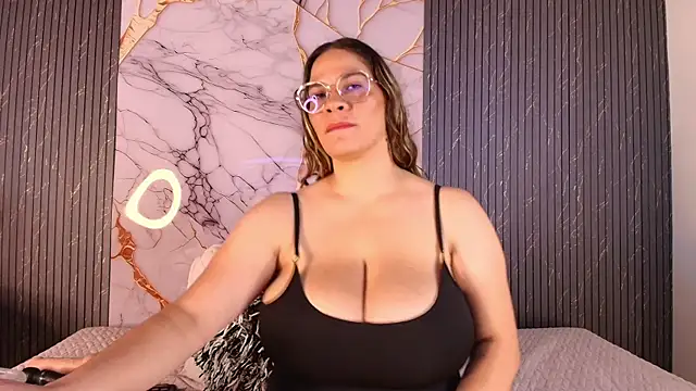 big_tits_in_your_face webcam