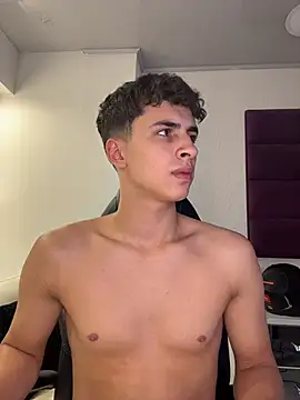 AdrianRinaldi Live Webcam on Stripchat