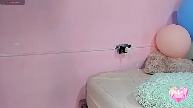 Lauren_smiles webcam