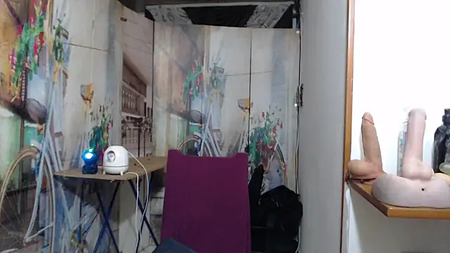 curly_greeneyed webcam