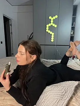 CurlyLara Live Webcam on Stripchat