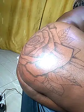 Hugemassivebootie webcam