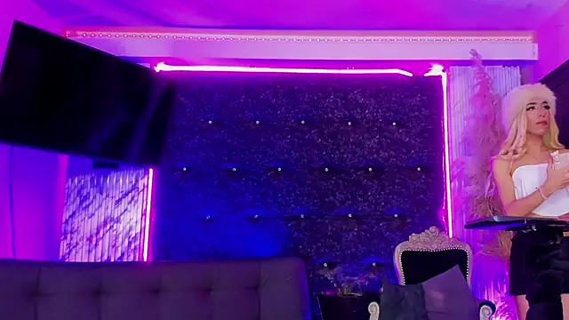 Queens_Wonders_Blonders webcam