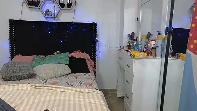 charlotte_077 - Charlotte_077's free webcam