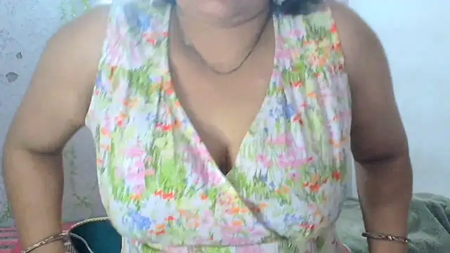 SimmiQueen_77 webcam