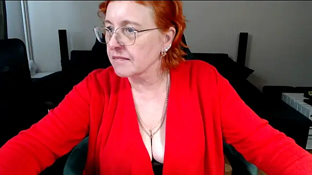 joannaandneighbour (F mature) - Pussy and ass spread in doggy pose