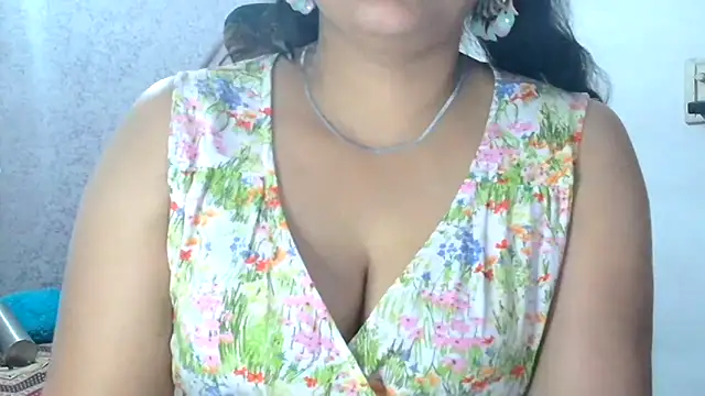 SimmiQueen_77 webcam