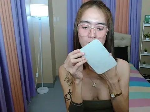 XxTsUncutAskaxX webcam