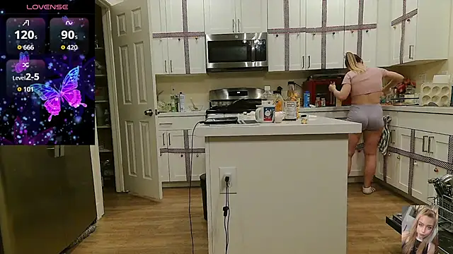 Blondiewithanass webcam