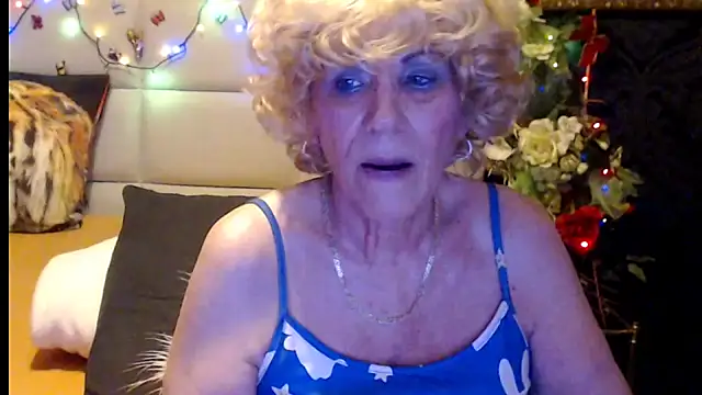 HappyWomanOn webcam