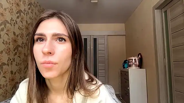 elsiekuhlmann (F teen) - play with cleavage