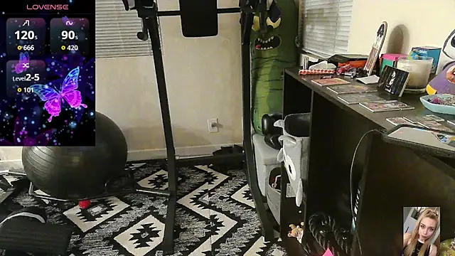 Blondiewithanass webcam