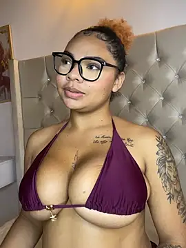 Eloisa_cleavage_ webcam