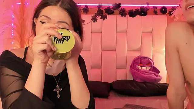 Daphne_And_Roger webcam