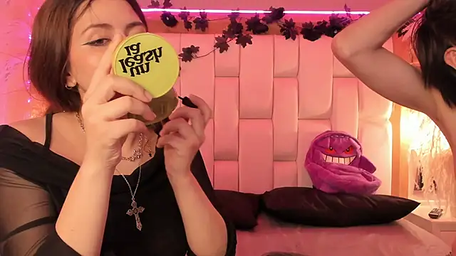 Daphne_And_Roger webcam