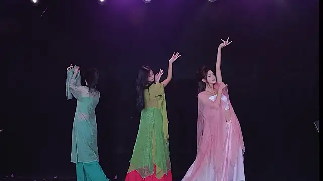 SuperGirl-100's room