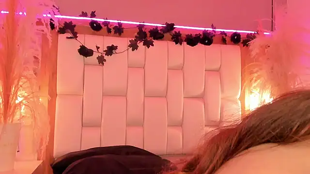 Daphne_And_Roger webcam