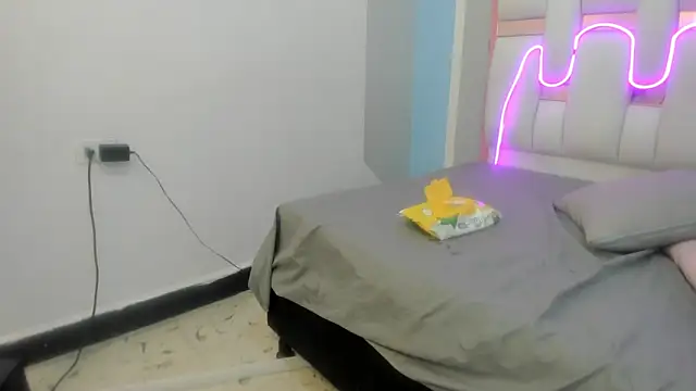 mask_red_girl webcam