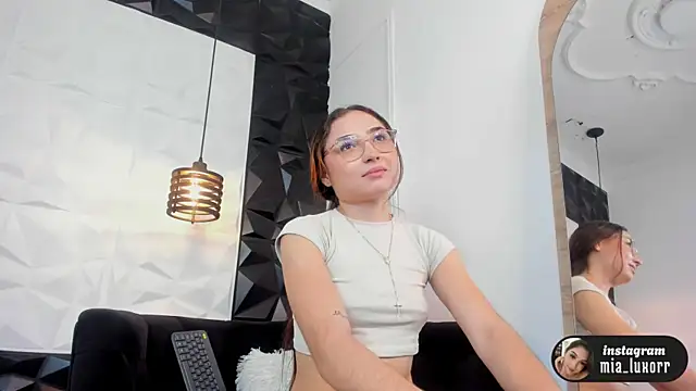 Mia_Luxor webcam