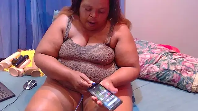 MatureBootyBabe4Uxx webcam