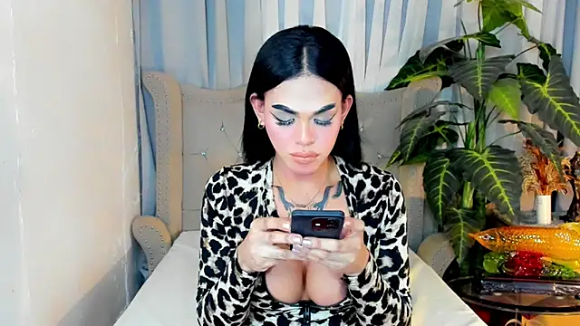 MochaliciousTransOnTop webcam