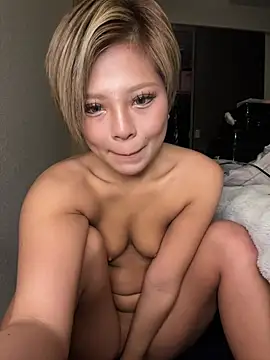 BADBITCHISAKI webcam