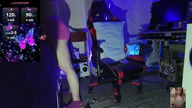 Blondiewithanass webcam