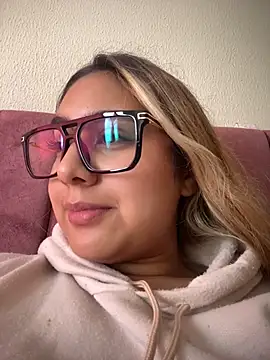 Webcam Model (Miabonnett_)  is live.Free join now!