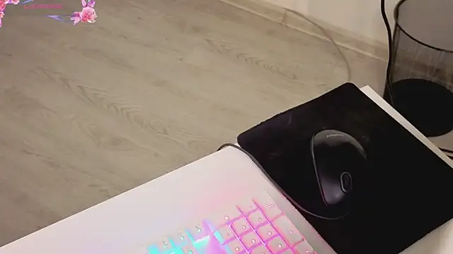 kellymoussi - KellyMoussi's free webcam - UK Sex Cams