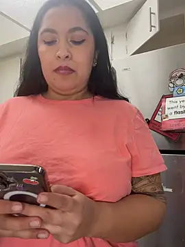 latina_curvy22 webcam