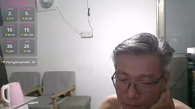 欢迎进来，大叔的玉米棒鸡鸡弄爽你！Welcome in, Uncle's corn-on-the-cob chicken will satisfy you!